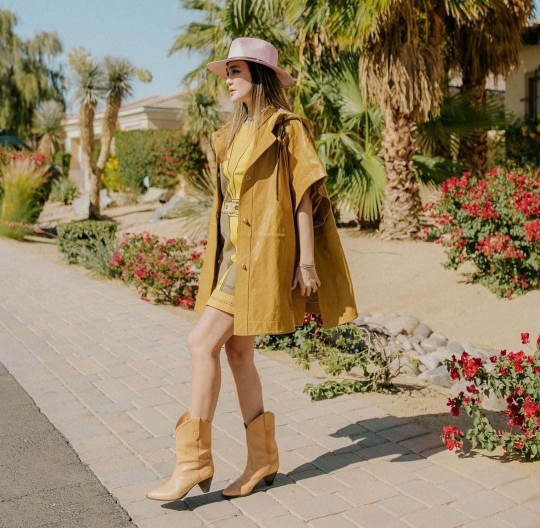 Gaya Kece Luna Maya Selama Liburan di California, Pakai Topi dan Sepatu Boots