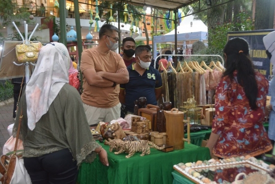 Berkaus Oblong, Intip Gaya Santai Mayjen Kunto Arief Temani Istri di Bazar Ramadan