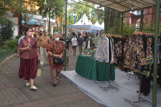 Berkaus Oblong, Intip Gaya Santai Mayjen Kunto Arief Temani Istri di Bazar Ramadan