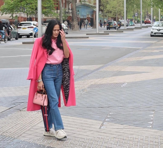 5 Foto Donna Harun Liburan di London, Nenek Kece Bak ABG Tampil Pakai Baju Pink