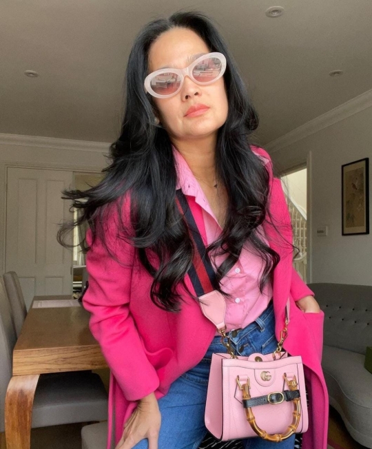 5 Foto Donna Harun Liburan di London, Nenek Kece Bak ABG Tampil Pakai Baju Pink