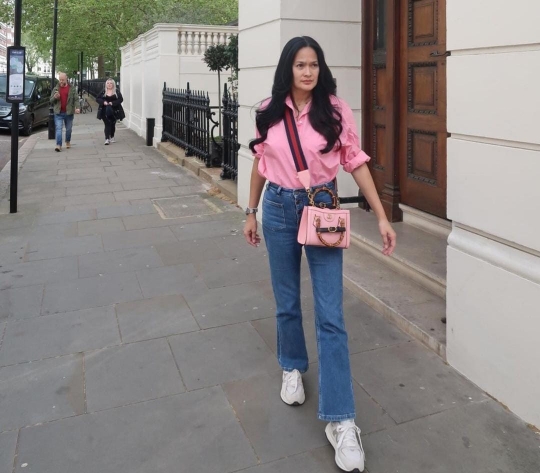 5 Foto Donna Harun Liburan di London, Nenek Kece Bak ABG Tampil Pakai Baju Pink