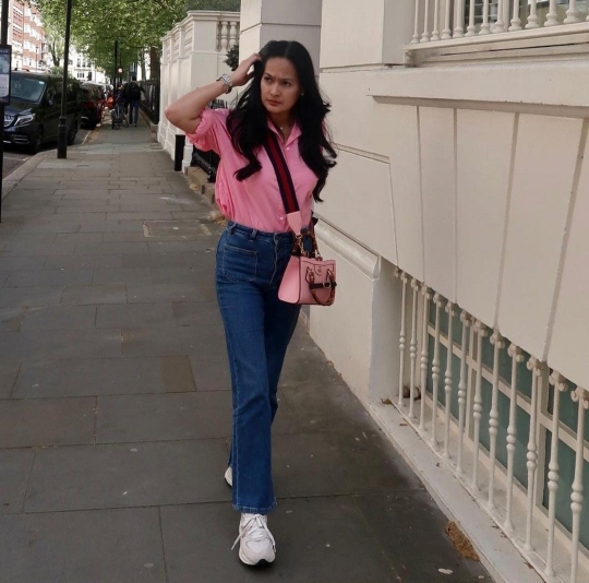 5 Foto Donna Harun Liburan di London, Nenek Kece Bak ABG Tampil Pakai Baju Pink