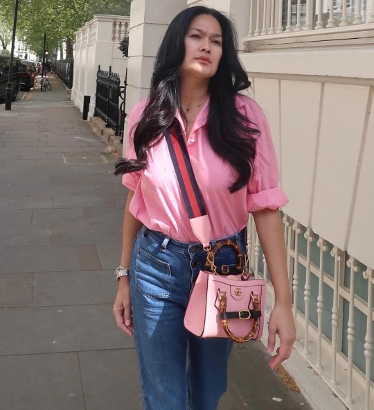 5 Foto Donna Harun Liburan di London, Nenek Kece Bak ABG Tampil Pakai Baju Pink