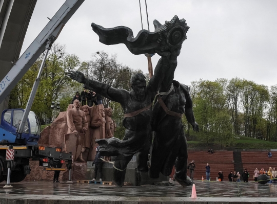 Monumen Soviet yang Jadi Simbol Persahabatan Ukraina-Rusia Dirobohkan