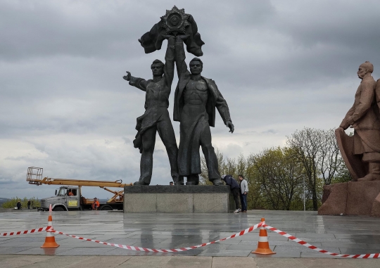 Monumen Soviet yang Jadi Simbol Persahabatan Ukraina-Rusia Dirobohkan