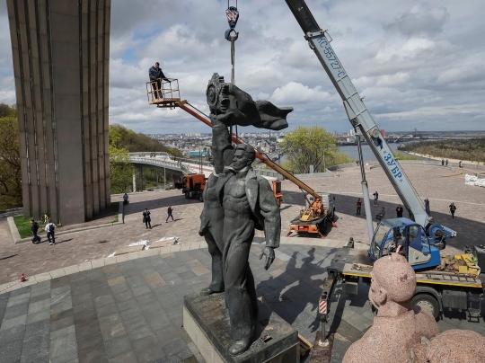 Monumen Soviet yang Jadi Simbol Persahabatan Ukraina-Rusia Dirobohkan