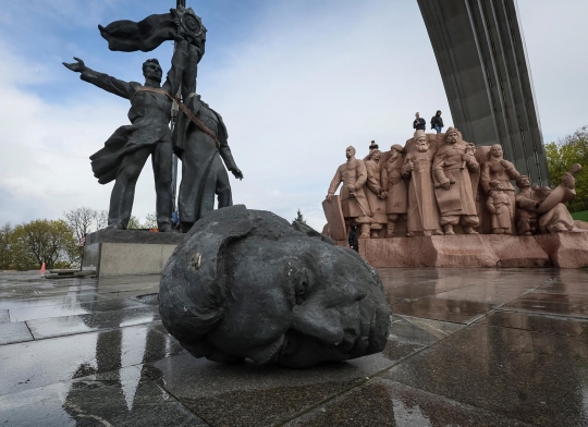 Monumen Soviet yang Jadi Simbol Persahabatan Ukraina-Rusia Dirobohkan