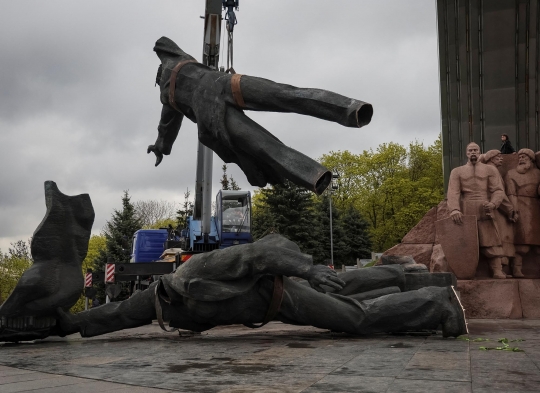 Monumen Soviet yang Jadi Simbol Persahabatan Ukraina-Rusia Dirobohkan