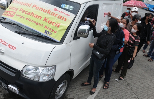 Warga Serbu Layanan Tukar Uang di Terminal Kampung Rambutan