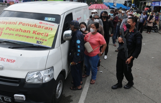 Warga Serbu Layanan Tukar Uang di Terminal Kampung Rambutan