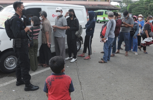 Warga Serbu Layanan Tukar Uang di Terminal Kampung Rambutan