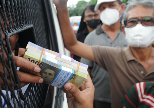 Warga Serbu Layanan Tukar Uang di Terminal Kampung Rambutan