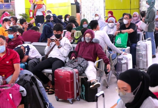 Pemudik Mulai Padati Stasiun Gambir