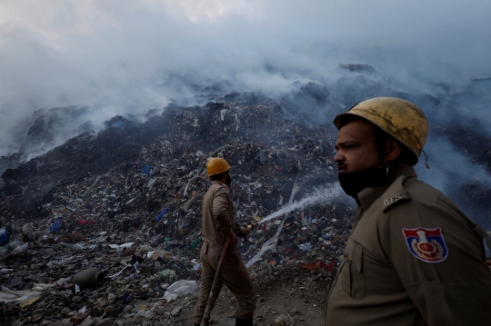 Penampakan ''Gunung Sampah'' Membara di India
