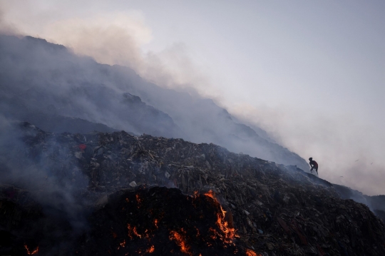 Penampakan ''Gunung Sampah'' Membara di India