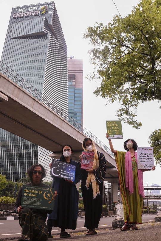 Aksi Aktivis Demo Tolak Batu Bara di Kantor PT Andaro Energy Indonesia