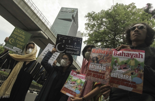 Aksi Aktivis Demo Tolak Batu Bara di Kantor PT Andaro Energy Indonesia