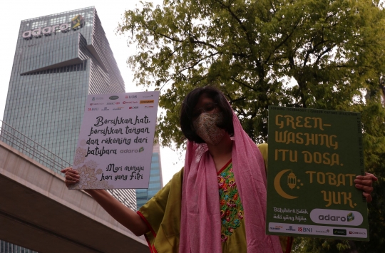 Aksi Aktivis Demo Tolak Batu Bara di Kantor PT Andaro Energy Indonesia
