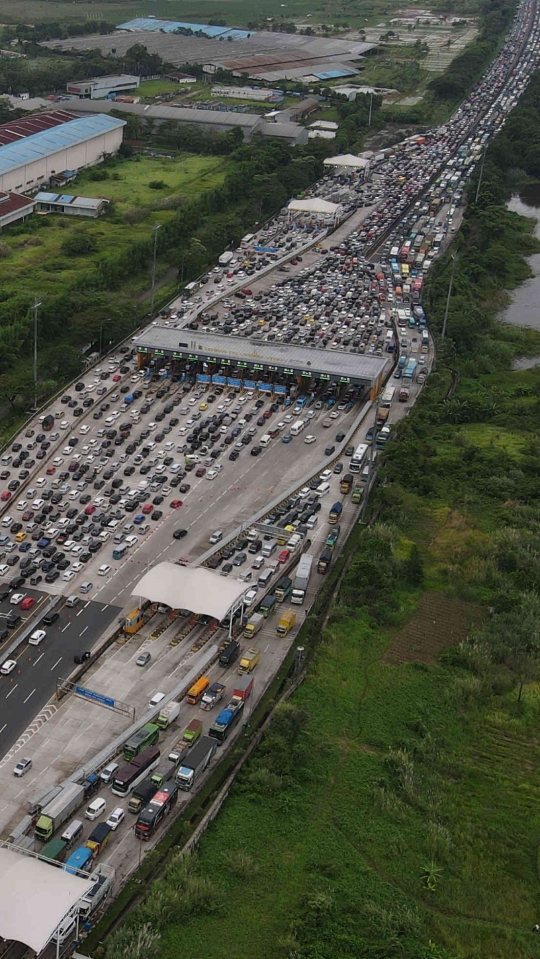 Potret Udara Kepadatan Ruas Tol Jakarta-Cikampek hingga Cikopo