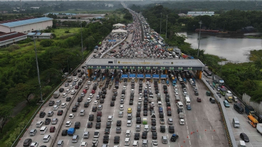 Potret Udara Kepadatan Ruas Tol Jakarta-Cikampek hingga Cikopo