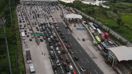 Potret Udara Kepadatan Ruas Tol Jakarta-Cikampek hingga Cikopo