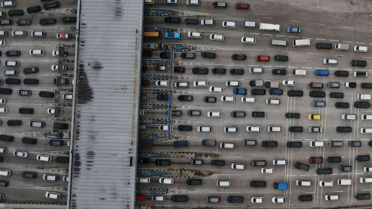 Potret Udara Kepadatan Ruas Tol Jakarta-Cikampek hingga Cikopo