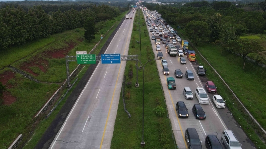 Potret Udara Kepadatan Ruas Tol Jakarta-Cikampek hingga Cikopo