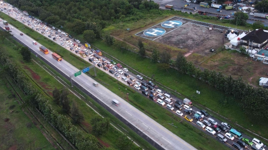 Potret Udara Kepadatan Ruas Tol Jakarta-Cikampek hingga Cikopo