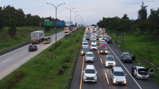 Potret Udara Kepadatan Ruas Tol Jakarta-Cikampek hingga Cikopo