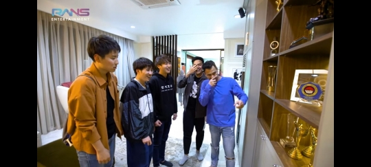 Rumah Dikunjungi Waseda Boys, Raffi Ahmad Pamer Piala Hingga Bahas Soal Duit