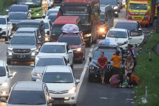 Lelah Terjebak Macet, Pemudik Tidur di Tepi Jalan Tol