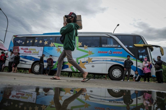 Mudik Gratis, Calon Penumpang Padati Terminal Jatijajar di Depok