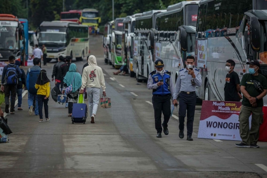 Mudik Gratis, Calon Penumpang Padati Terminal Jatijajar di Depok