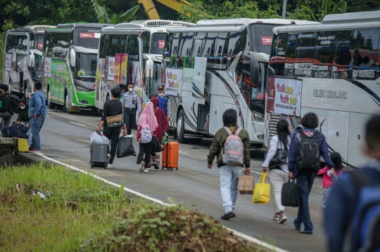 Mudik Gratis, Calon Penumpang Padati Terminal Jatijajar di Depok