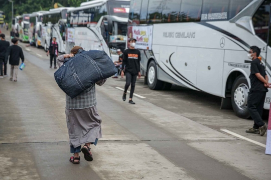 Mudik Gratis, Calon Penumpang Padati Terminal Jatijajar di Depok