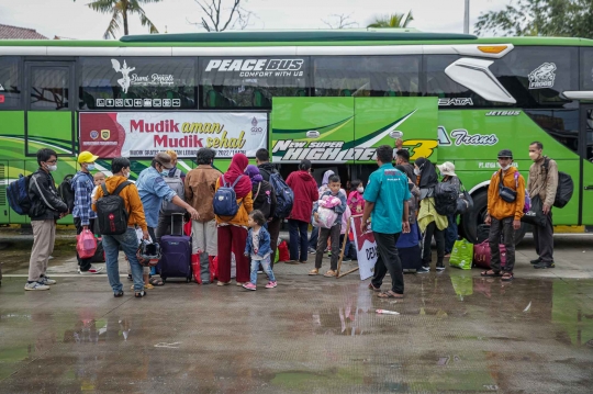 Mudik Gratis, Calon Penumpang Padati Terminal Jatijajar di Depok