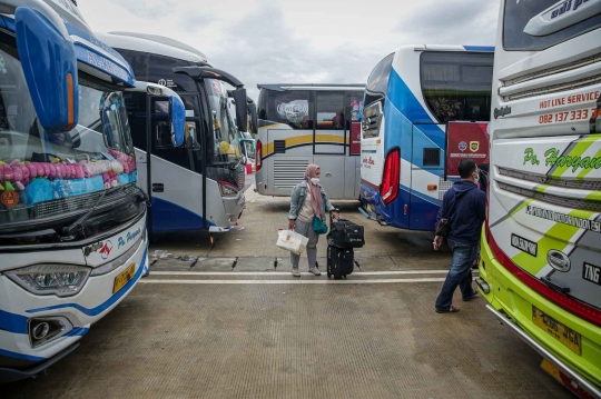 Mudik Gratis, Calon Penumpang Padati Terminal Jatijajar di Depok