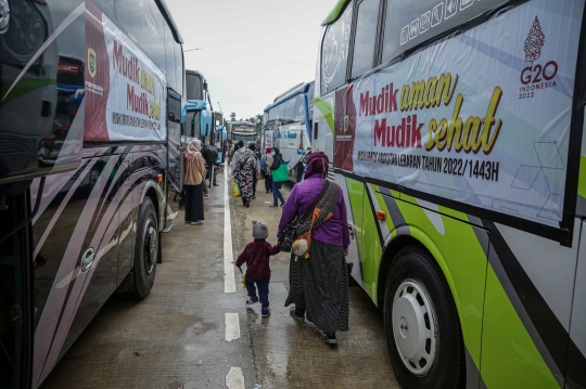 Mudik Gratis, Calon Penumpang Padati Terminal Jatijajar di Depok