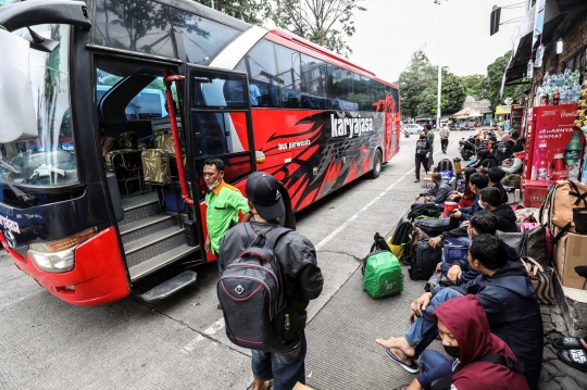 Suasana Terminal Bus Grogol Mulai Dipadati Pemudik