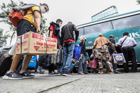 Suasana Terminal Bus Grogol Mulai Dipadati Pemudik