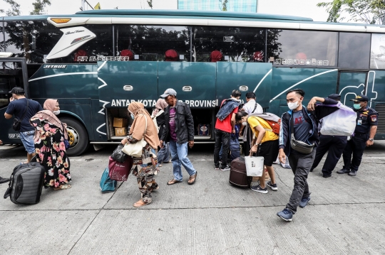 Suasana Terminal Bus Grogol Mulai Dipadati Pemudik