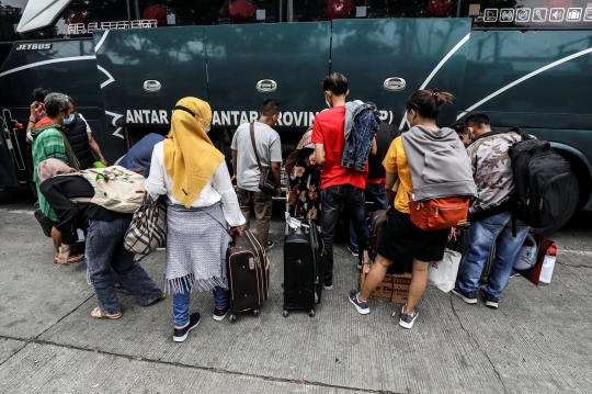 Suasana Terminal Bus Grogol Mulai Dipadati Pemudik