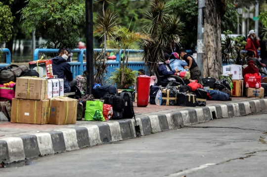 Suasana Terminal Bus Grogol Mulai Dipadati Pemudik