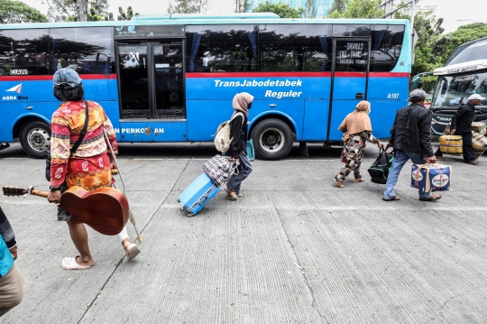 Suasana Terminal Bus Grogol Mulai Dipadati Pemudik