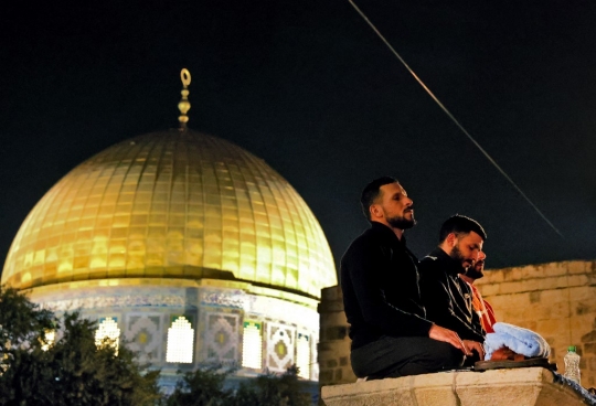 Kekhusyukan Warga Palestina Mencari Malam Lailatul-Qadar di Luar Kubah Shakhrah