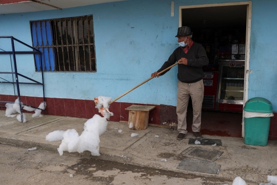 Limbah Busa Mirip Awan Cemari Permukiman di Kolombia
