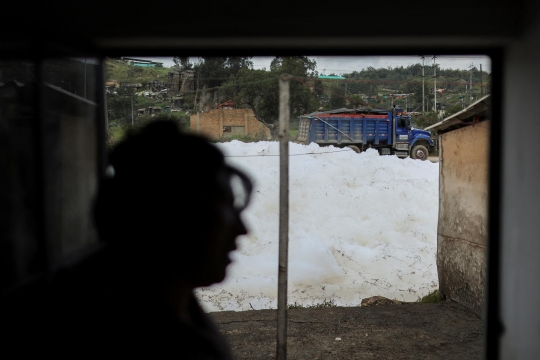Limbah Busa Mirip Awan Cemari Permukiman di Kolombia