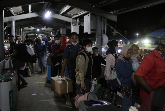 Pemudik Pejalan Kaki di Pelabuhan Merak Meningkat