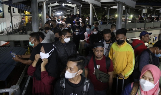 Pemudik Pejalan Kaki di Pelabuhan Merak Meningkat